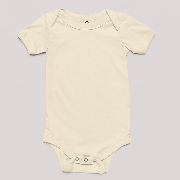 Gepersonaliseerd babyrompertje bedrukt met naam en tekstSand rompertje met opdruk cadeau voor babyshower